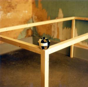Detail aus der Anordnung zur Vermengung zweier Gr��en II,  Apfelmodel aus Holz und �lfarbe