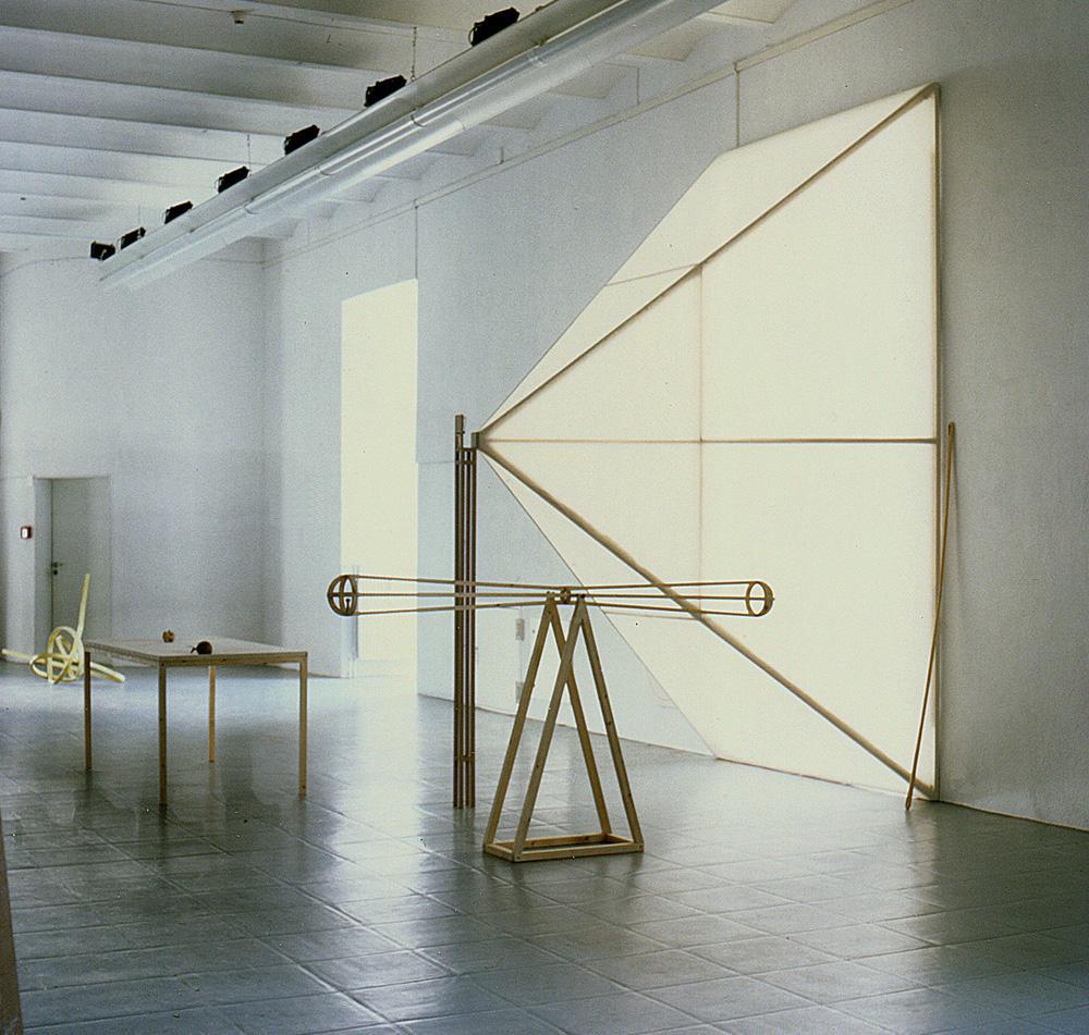Anordnung zur Vermengung zweier Gr��en II, Nesselstoff, Kiefernholz, Fichtenholz, Transparentpapier, Mausefalle, MDF, Buchenholz, Spielfigur