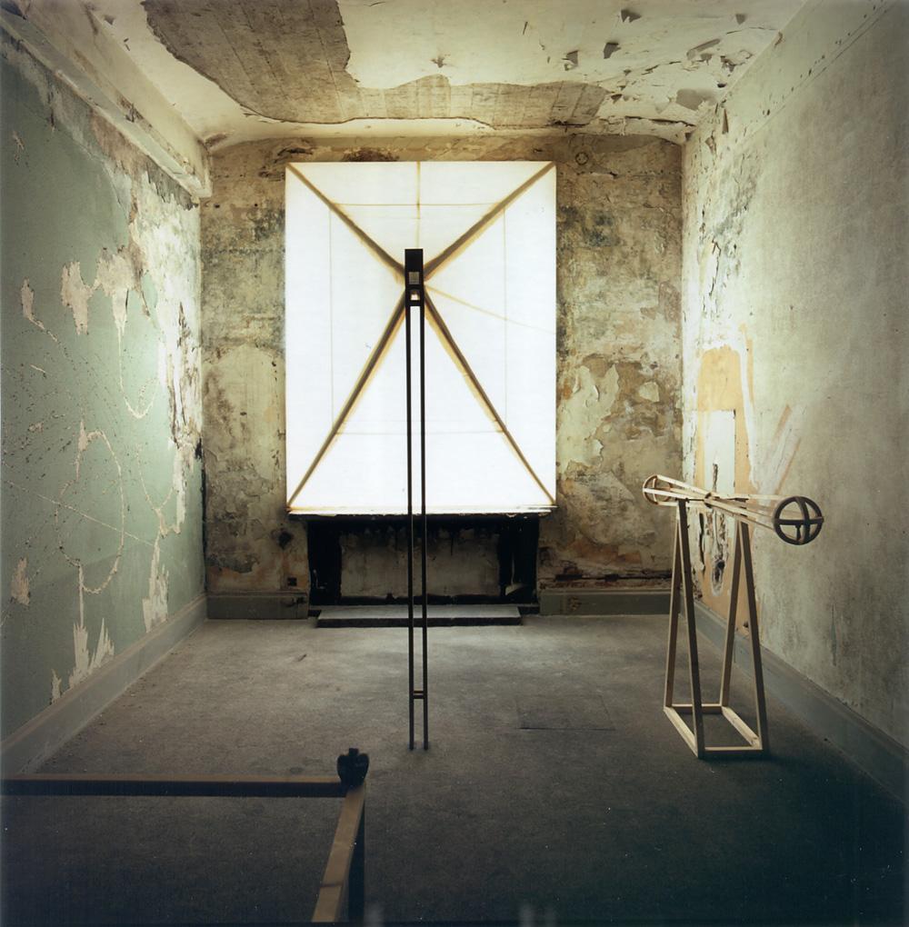 Anordnung zur Vermengung zweier Gr��en I, Nesselstoff, Kiefernholz, Fichtenholz, Transparentpapier, Mausefalle, MDF, Buchenholz, Spielfigur